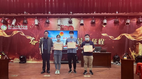 副校长吴建成为优胜教师代表小组颁奖600.jpg